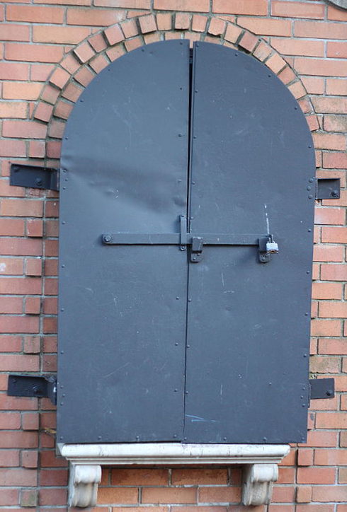 shakespeare gates closed